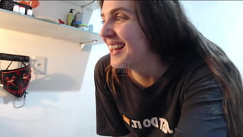 Loirinha De Bunda Grande Dançando Sensual Na Live Até Ficar Completamente Pelada