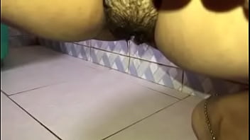 Desi Pacar Manisku Buang Air Kecil Dengan Genit