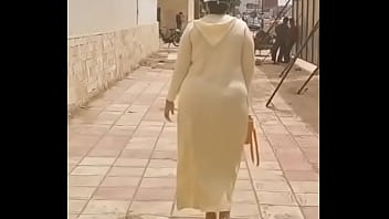 Pergelangan Arab Yang Besar Dan Menggoda Saat Berjalan