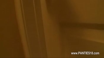 Pov Lisa Marie Dalam Gaun Lingerie Membungkuk Mencari Charger Ponselnya