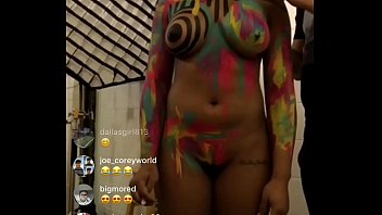 Tetesan Susu Tak Sengaja Saat Live Instagram