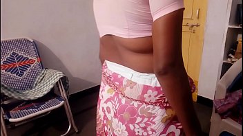 Desi Bhabhi Basah-basahan Usai Mandi, Saree Tipis Membalut Tubuh Seksi