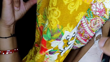 Bidadari Seksi Asal India Merawat Tubuhnya Di Kamar Mandi Saat Karantina