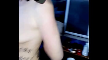 淫贱母狗在厕所被调教，全身写满下流脏话，沉迷性虐快感