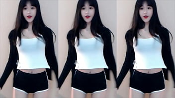 Cô Gái Trung Quốc Mặc áo Hai Dây Thả Dáng Trên Tàu Lượn Siêu Tốc