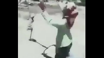 Wanita Terbang Dengan Teks Arab Yang Menggoda