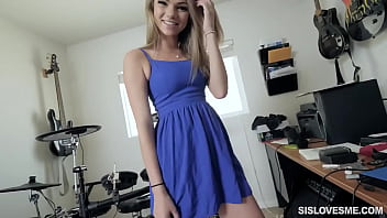 Remaja Imut Mengisap Kontol Besar Saudara Tirinya