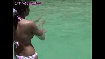 Gadis Asia Telanjang Dada Menyelam Di Laut