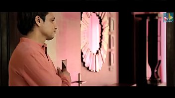 Adegan Panas Penyanyi India Dengan Payudara Terbuka Dalam Video Klip Romantis