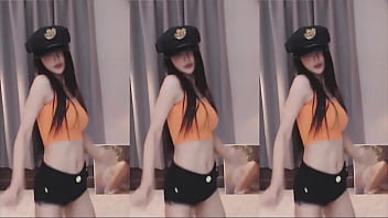 Cô Gái Trung Quốc Quyến Rũ Tung Bay Mái Tóc Trong điệu Nhảy Nóng Bỏng