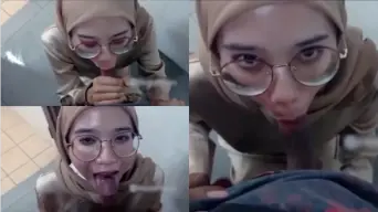 Skandal Pegawai Negeri Berhijab Mengisap Kemaluan Di Kamar Mandi