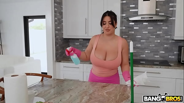 Pelayan Cantik Menggoda Demi Uang Kontan