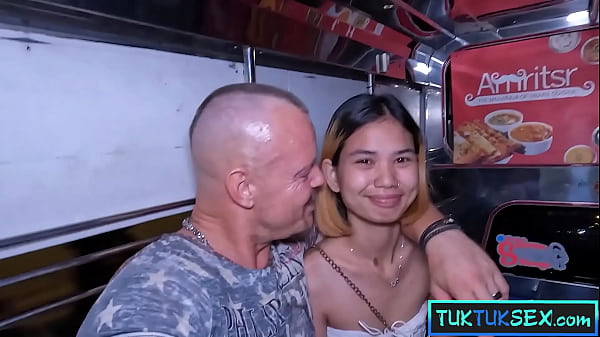 Gadis Thailand Mungil Dijemput Pakai Tuk Tuk Di Pattaya Untuk Digoyang