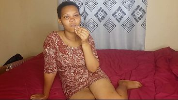 Ibu Menggoda Diri Di Kamar Tidurnya, Memiliki Kemaluan Cokelat Yang Besar Dan Menggoda