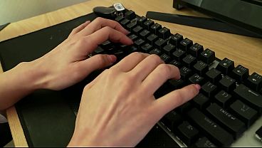 Korea – Gaya Seksi Perempuan Cantik Menghabiskan Musim Dingin Dengan Kaki Telanjang Di Rumah