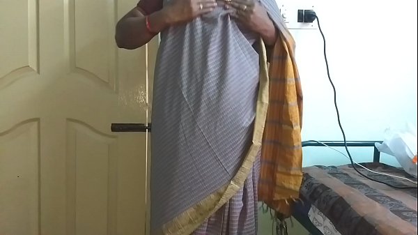 Desi Istri Nakal Dari India, Mengenakan Saree Abu-abu, Memamerkan Payudara Besar Dan Memainkan Tubuhnya Yang Menggairahkan