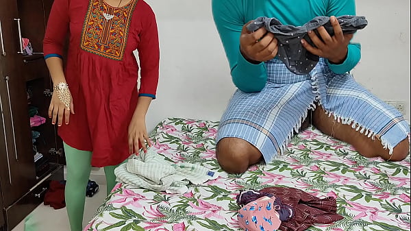 कोमल स्नान करने जा रही थी तभी उसका छोटा देवर आकर उसकी चूत चाटने लगा