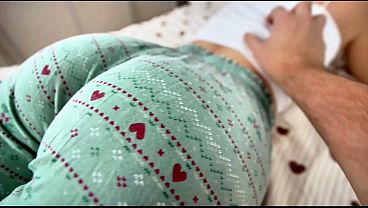 Kakak Tiri Memijat Adik Tirinya Dengan Penuh Gairah Hingga Merintih Nikmat!