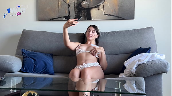 Kakak Tiriku Pulang Lebih Awal Dan Menyaksikanku Berpose Telanjang Untuk Pacarku! Terpaksa Kutolong Dia Sampai Puncak Kenikmatan…