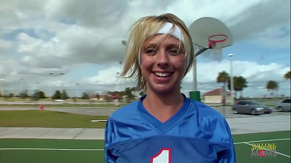 Pemain Bola Pulang Bersama Pelatihnya Untuk Berhubungan Intim