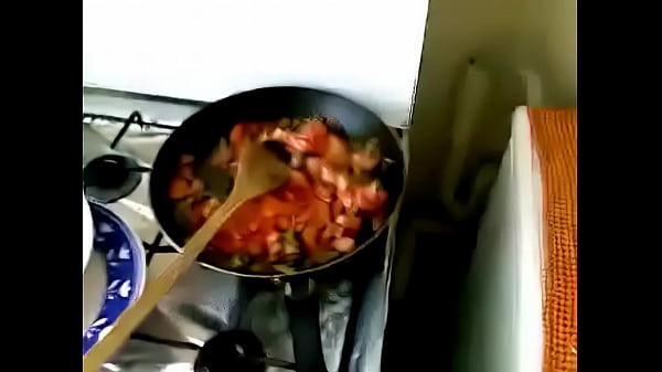 Bhabhi Desi Nafsu, Mengulum Sambil Memasak Di Dapur