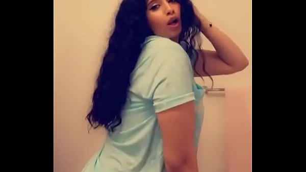 Gadis Arab Seksi Menggoyang Tubuhnya Dengan Penuh Gairah