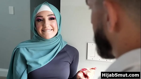 Gadis Muslimah Yang Dibimbing Pelatih Sepak Bolanya Dengan Cara Yang Tak Terduga