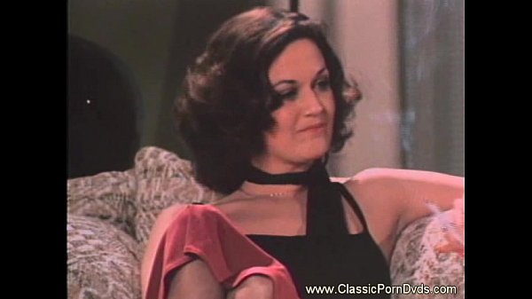 Gadis Oriental Bergairah Mengguncang Ranjang Dengan Gaya Retro