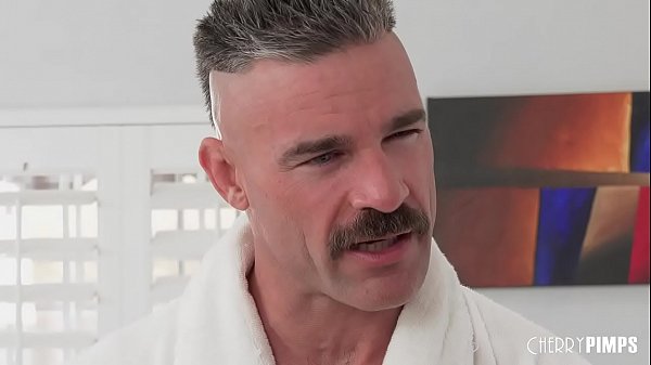 Gadis Mungil Yang Seksi Menggoda Ayah Tirinya Demi Menyembunyikan Rahasia Profesinya Sebagai Penari Erotis Dari Ibunya