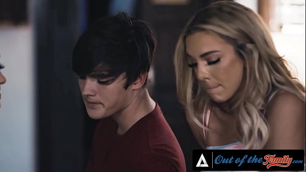 Milf Bergairah Menggila Dengan Keluarga Tirinya Dalam Permainan Tiga Seks