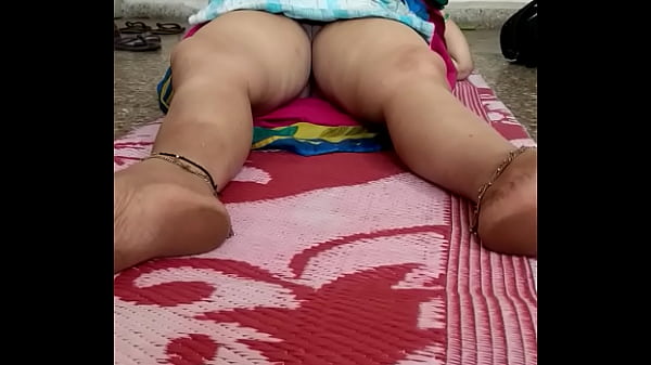 Pijat Erotik Oleh Bibi Desi Yang Menggairahkan