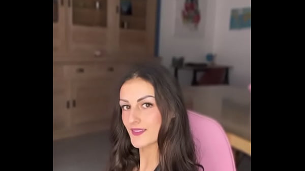 Malam Tadi Di Livestreamku, Tubuhku Membara Dan… Oh, Kau Tahu Sisanya.