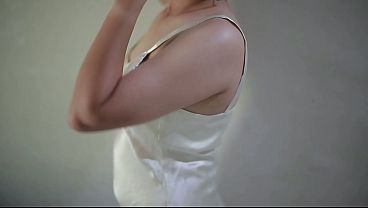 Gadis India Mengocok Memek Pakai Gaun Satin Sutra