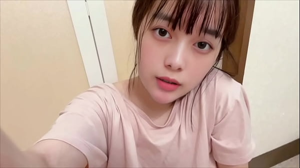 Putri Kampus Berbulu Lebat: Menggoda Diri Sendiri Di Kamar Mandi Saat Ibu Tertidur