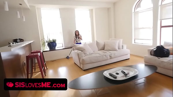 Kara Faux Mengisap Kontol Gede Abang Tirinya Demi Merahasiakan Hubungan Terlarang Mereka.