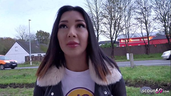 Pemandu Sorot Jerman – Gadis Muda Thai Dipacak Di Audisi Jalanan Asli Flensburg