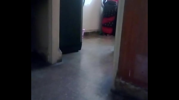 Pelayan India Yang Menggoda Dengan Sari Yang Membalut Tubuhnya