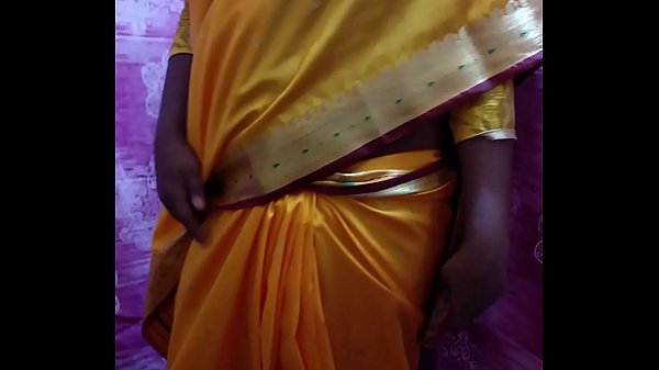 Gadis Seksi Desi Mengumbar Aset Tubuh Saat Melepas Saree