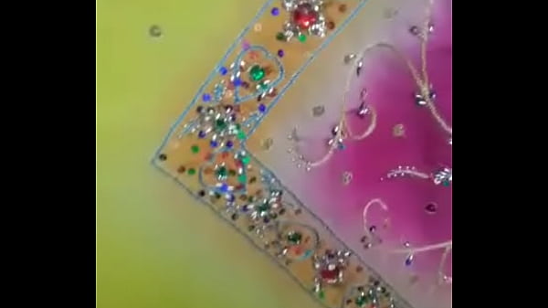 Gadis India Yang Menggoda Dengan Lekuk Tubuh Yang Memikat